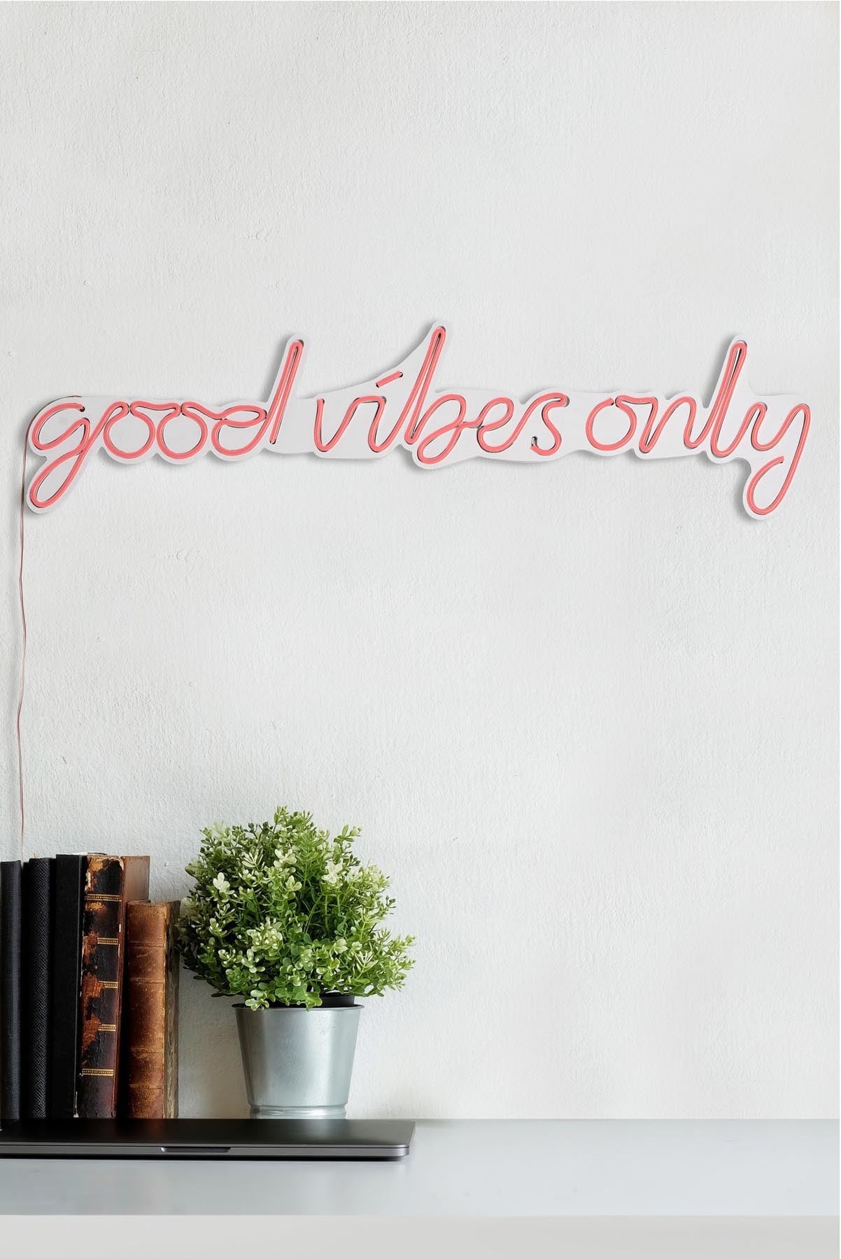 Good Vibes Only - Pink in Rosa präsentiert im Onlineshop von KAQTU Design AG. Wandleuchte ist von Wallity