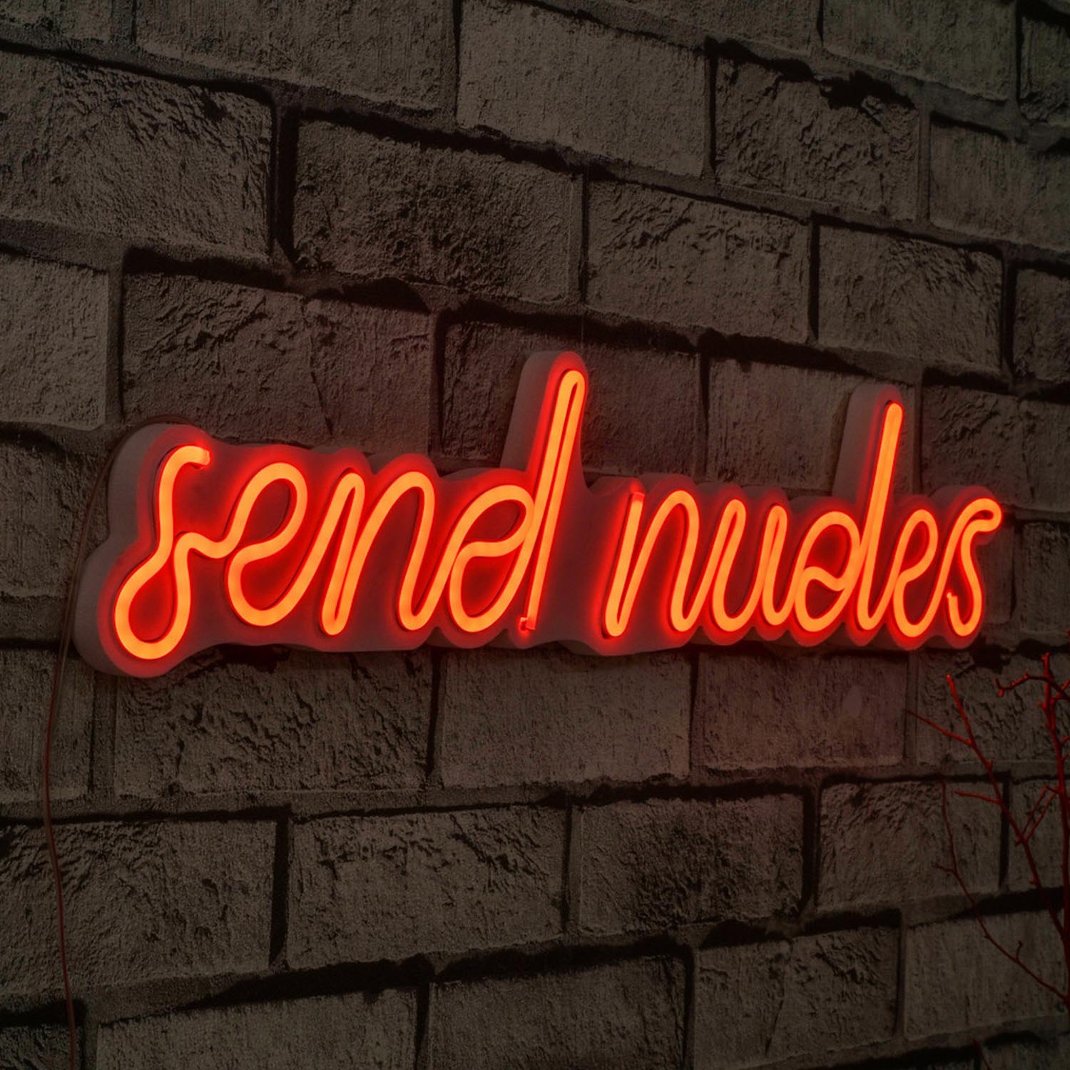 Send Nudes - Red in Rot präsentiert im Onlineshop von KAQTU Design AG. Wandleuchte ist von Wallity