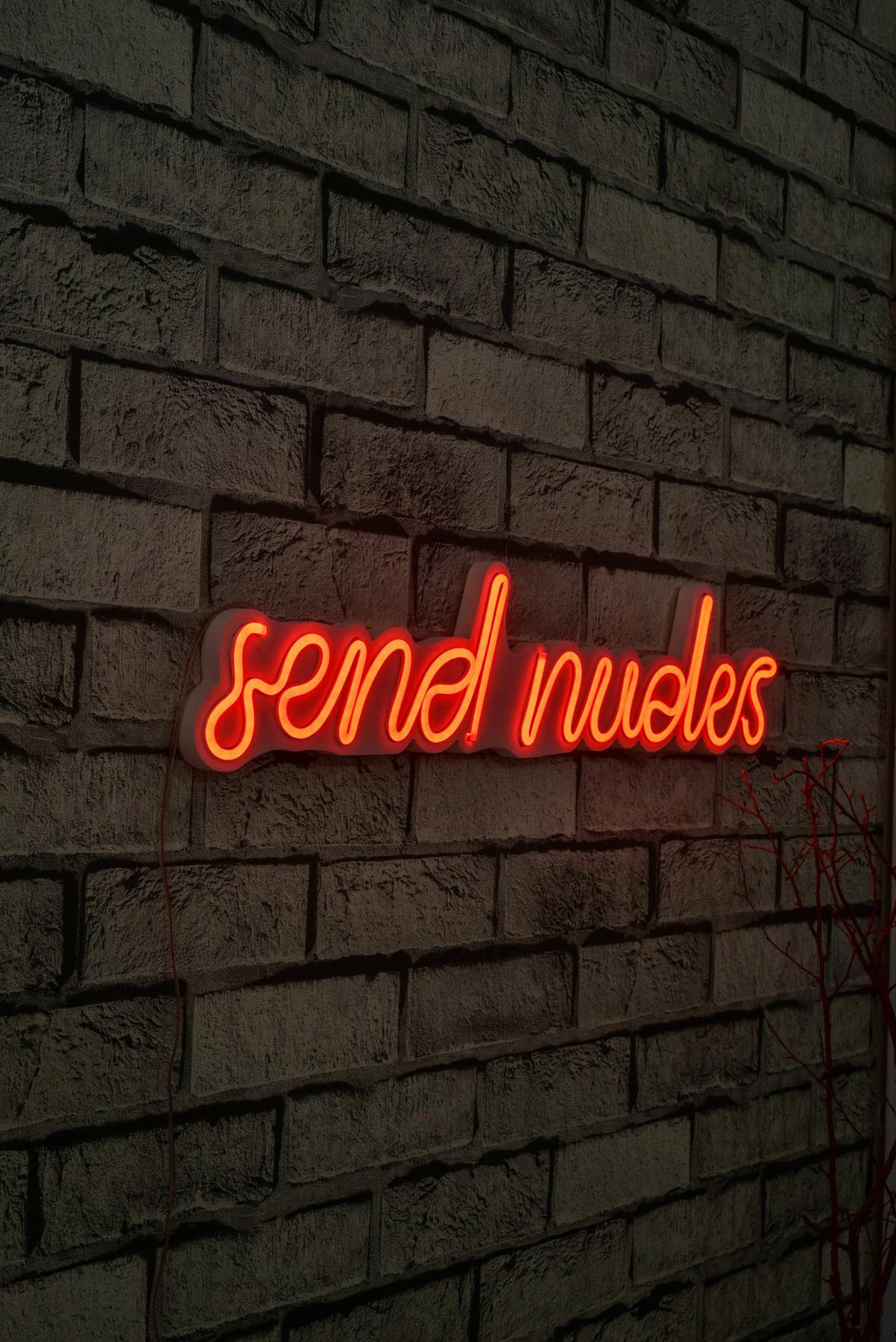 Send Nudes - Red in Rot präsentiert im Onlineshop von KAQTU Design AG. Wandleuchte ist von Wallity