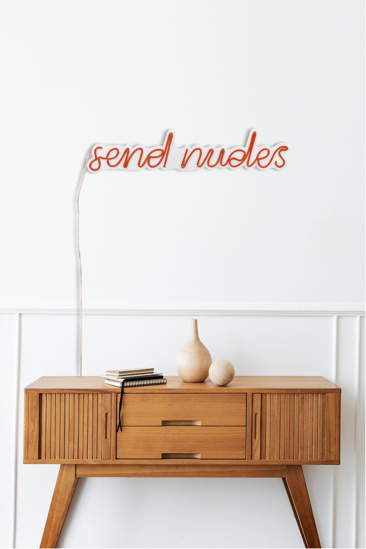Send Nudes - Red in Rot präsentiert im Onlineshop von KAQTU Design AG. Wandleuchte ist von Wallity