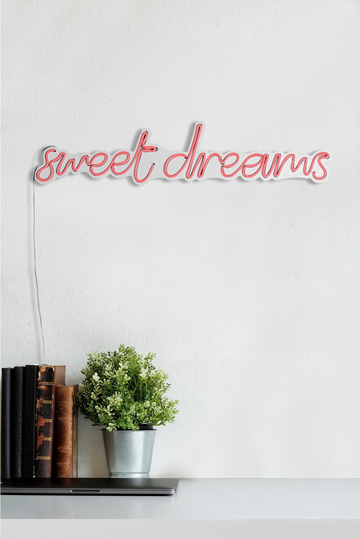 Sweet Dreams - Pink in Rosa präsentiert im Onlineshop von KAQTU Design AG. Wandleuchte ist von Wallity