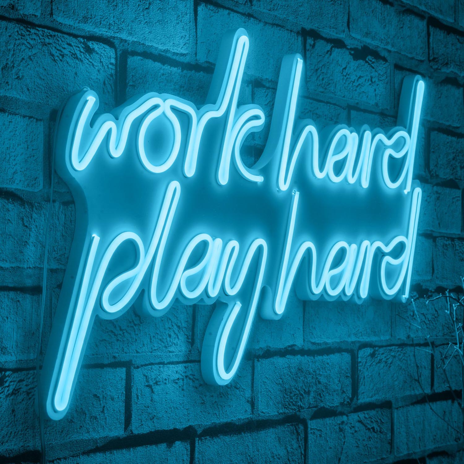 Work Hard Play Hard - Blue in Blau präsentiert im Onlineshop von KAQTU Design AG. Wandleuchte ist von Wallity