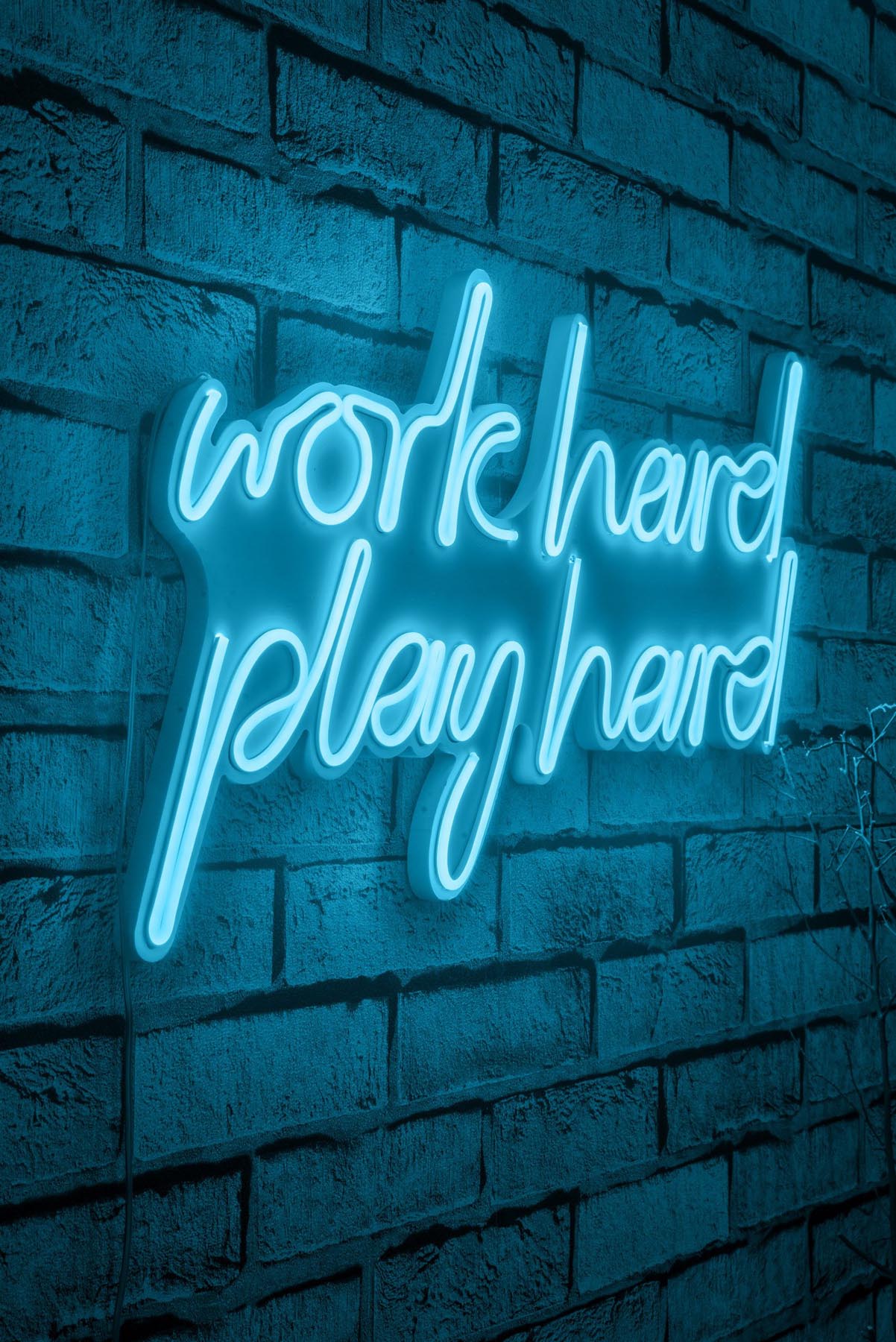Work Hard Play Hard - Blue in Blau präsentiert im Onlineshop von KAQTU Design AG. Wandleuchte ist von Wallity