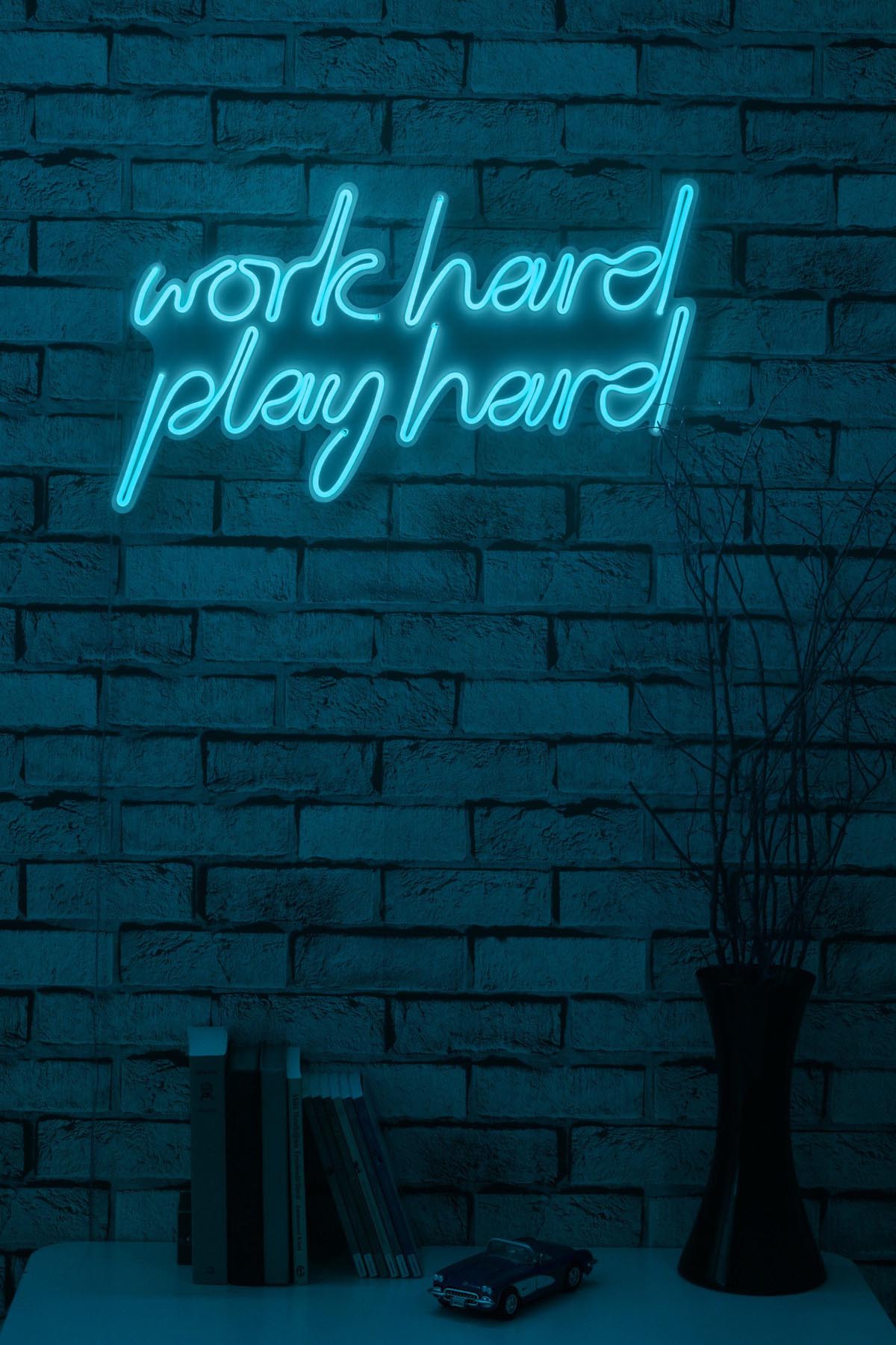 Work Hard Play Hard - Blue in Blau präsentiert im Onlineshop von KAQTU Design AG. Wandleuchte ist von Wallity