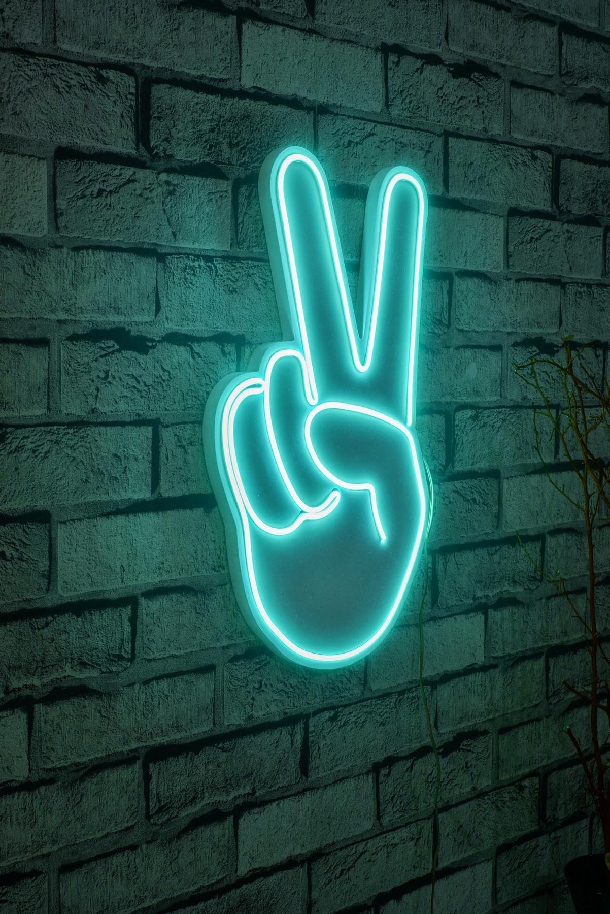 Victory Sign - Blue in Blau präsentiert im Onlineshop von KAQTU Design AG. Wandleuchte ist von Wallity