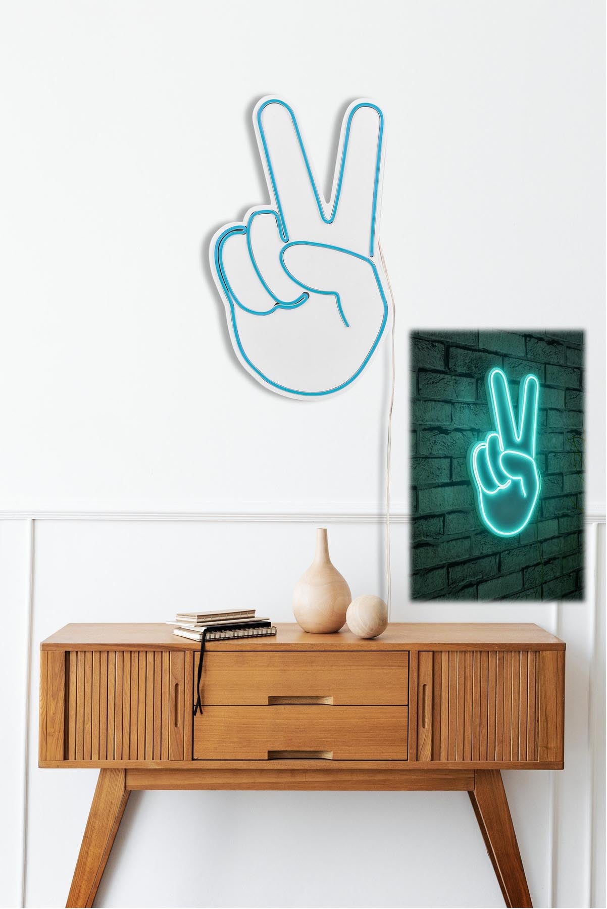 Victory Sign - Blue in Blau präsentiert im Onlineshop von KAQTU Design AG. Wandleuchte ist von Wallity