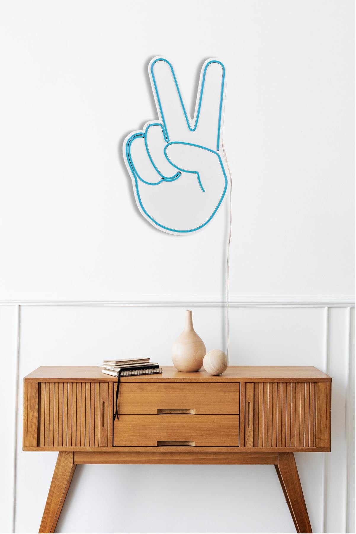 Victory Sign - Blue in Blau präsentiert im Onlineshop von KAQTU Design AG. Wandleuchte ist von Wallity