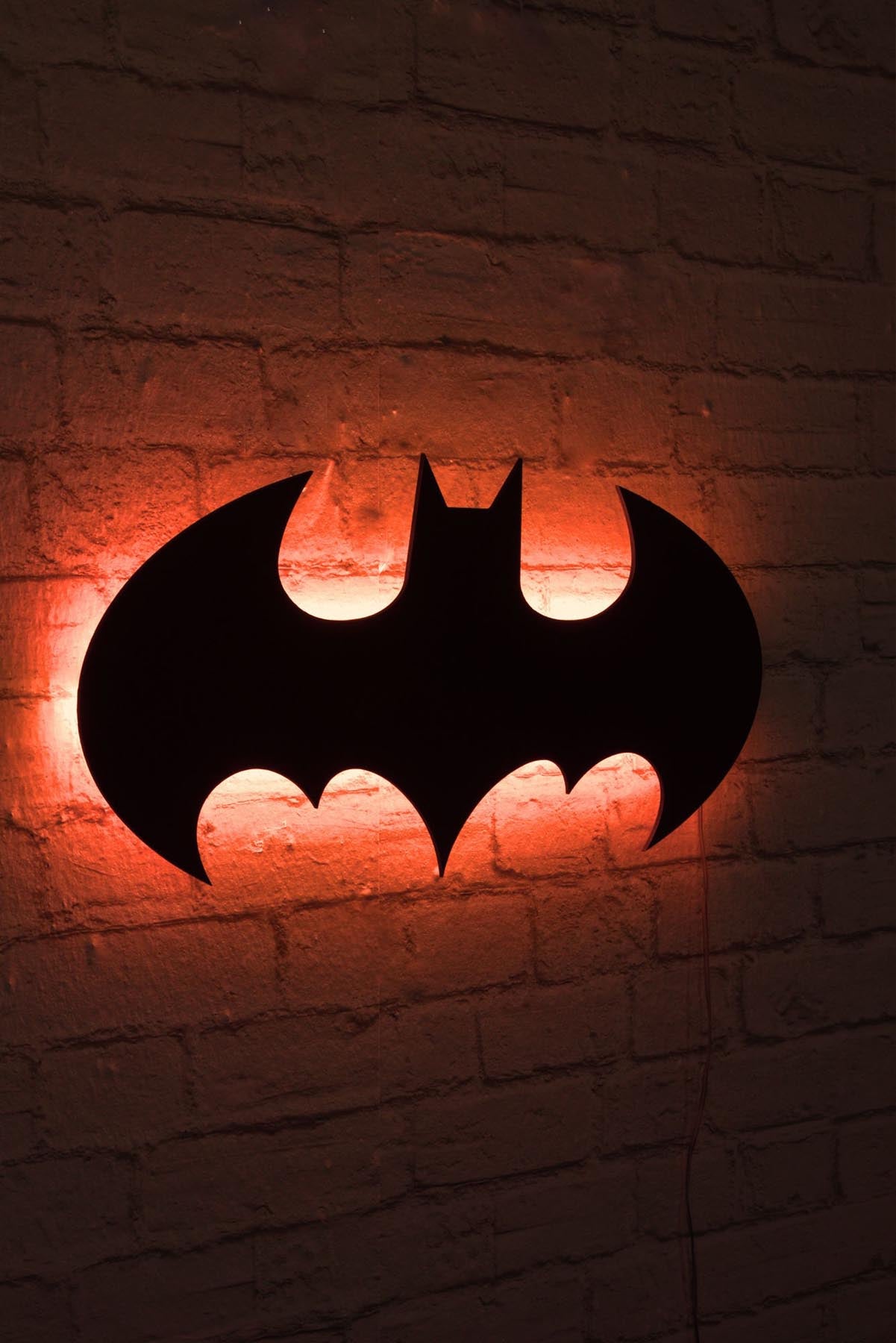 Batman - Red in Rot präsentiert im Onlineshop von KAQTU Design AG. Wandleuchte ist von Wallity