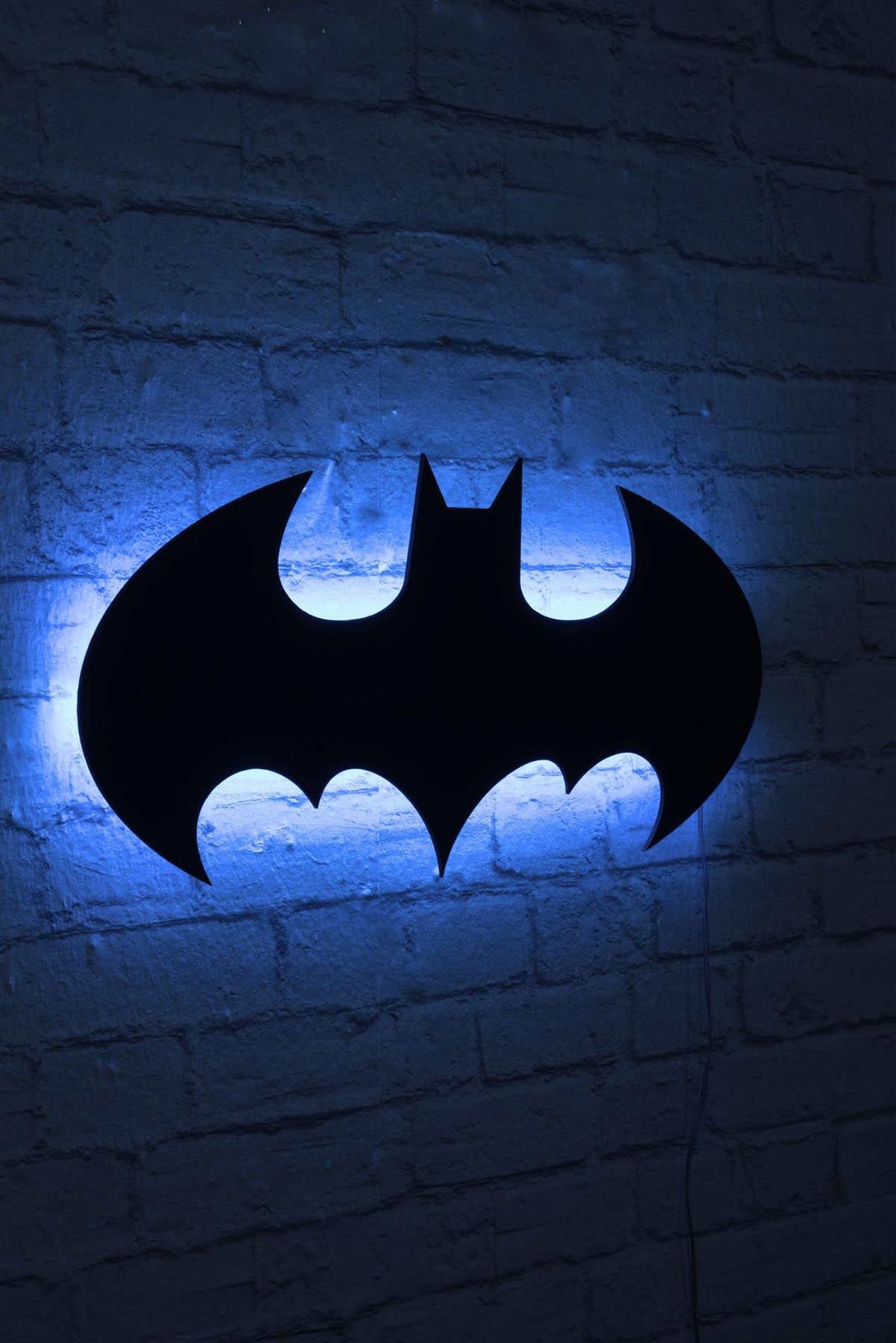 Batman - Blue in Blau präsentiert im Onlineshop von KAQTU Design AG. Wandleuchte ist von Wallity