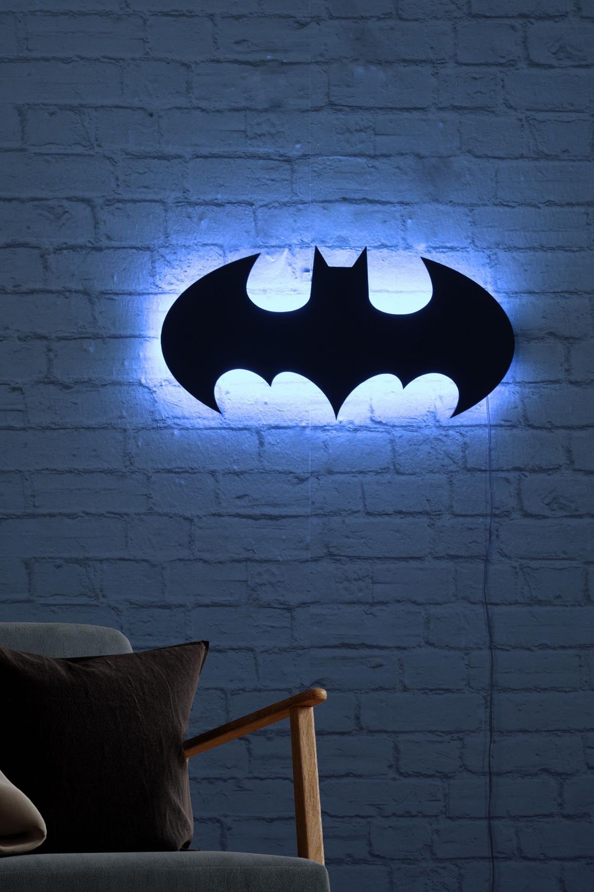 Batman - Blue in Blau präsentiert im Onlineshop von KAQTU Design AG. Wandleuchte ist von Wallity