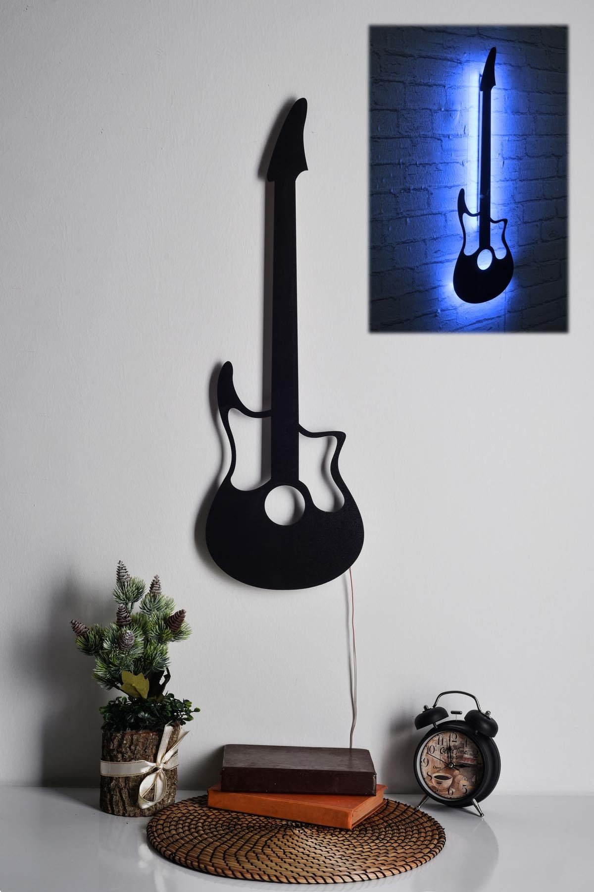 Guitar - Blue in Blau präsentiert im Onlineshop von KAQTU Design AG. Wandleuchte ist von Wallity