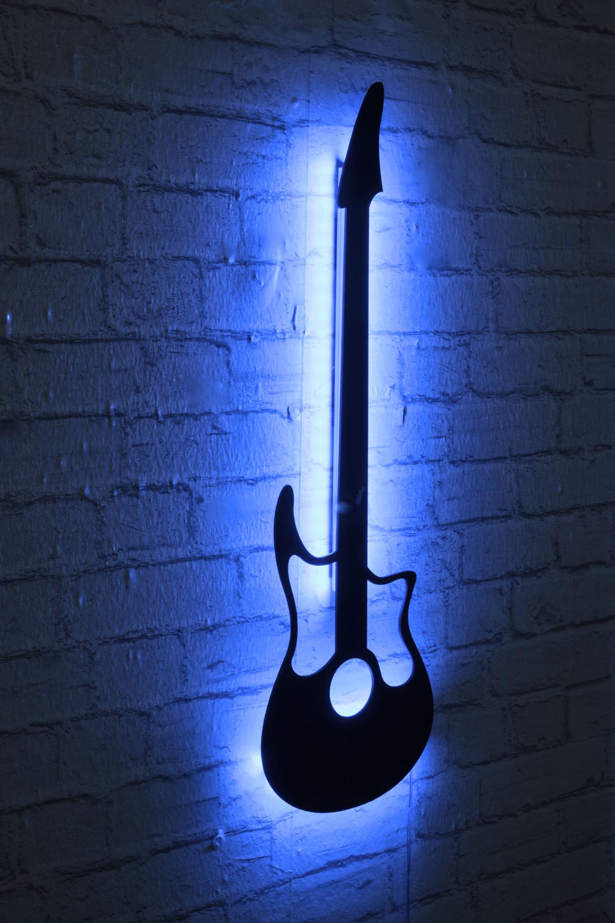 Guitar Wandleuchte - Blau in Blau präsentiert im Onlineshop von KAQTU Design AG. Wandleuchte ist von Wallity