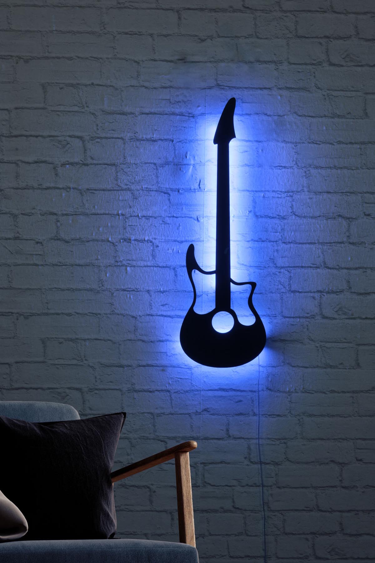 Guitar - Blue in Blau präsentiert im Onlineshop von KAQTU Design AG. Wandleuchte ist von Wallity