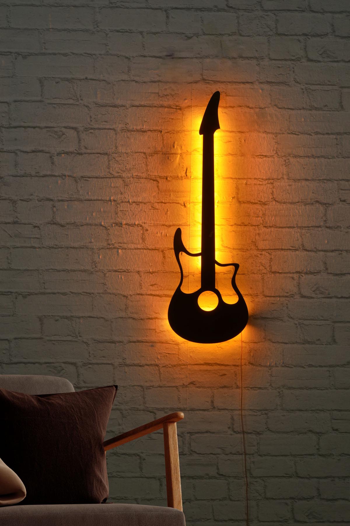 Guitar - Yellow in Gelb präsentiert im Onlineshop von KAQTU Design AG. Wandleuchte ist von Wallity