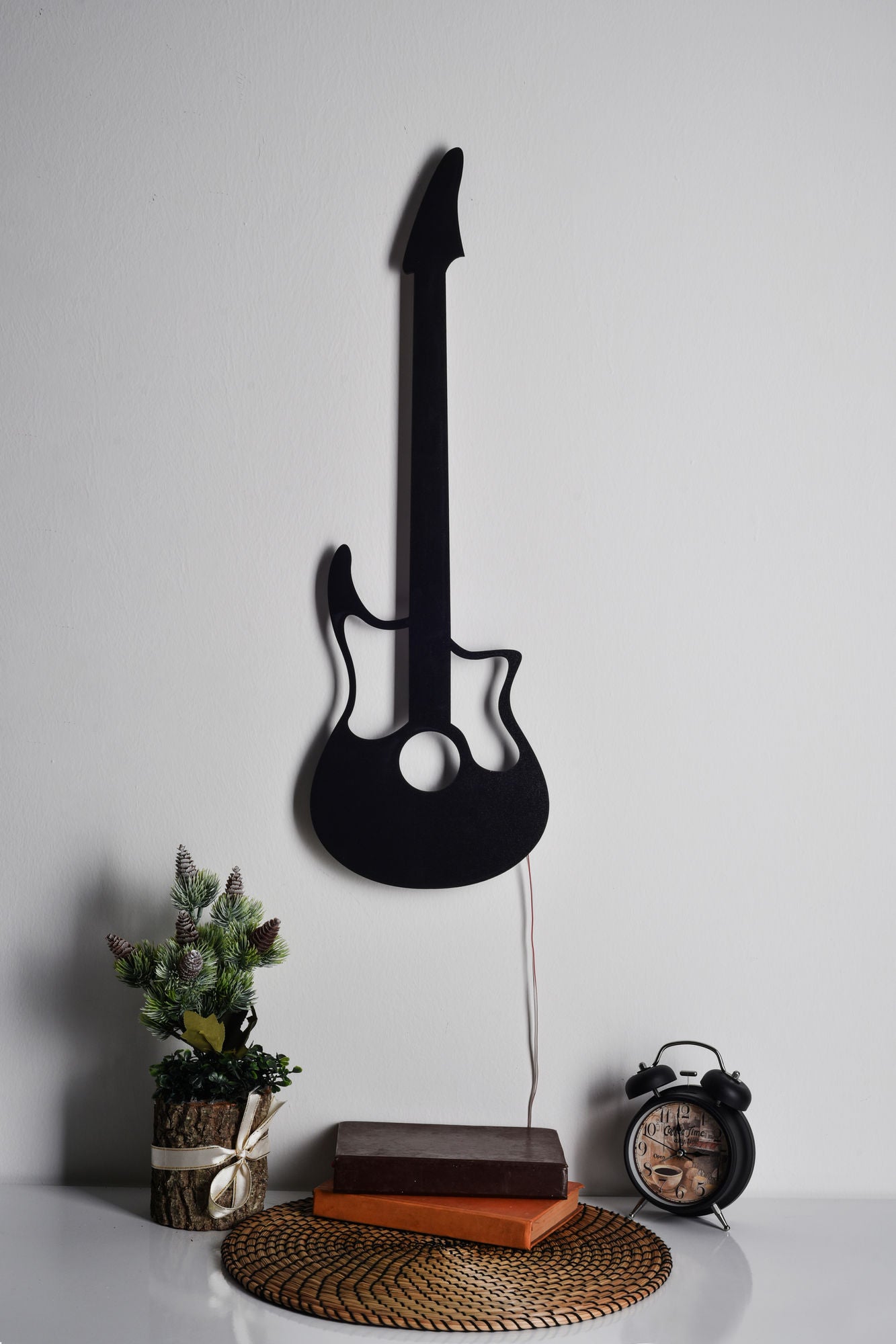 Guitar - Yellow in Gelb präsentiert im Onlineshop von KAQTU Design AG. Wandleuchte ist von Wallity