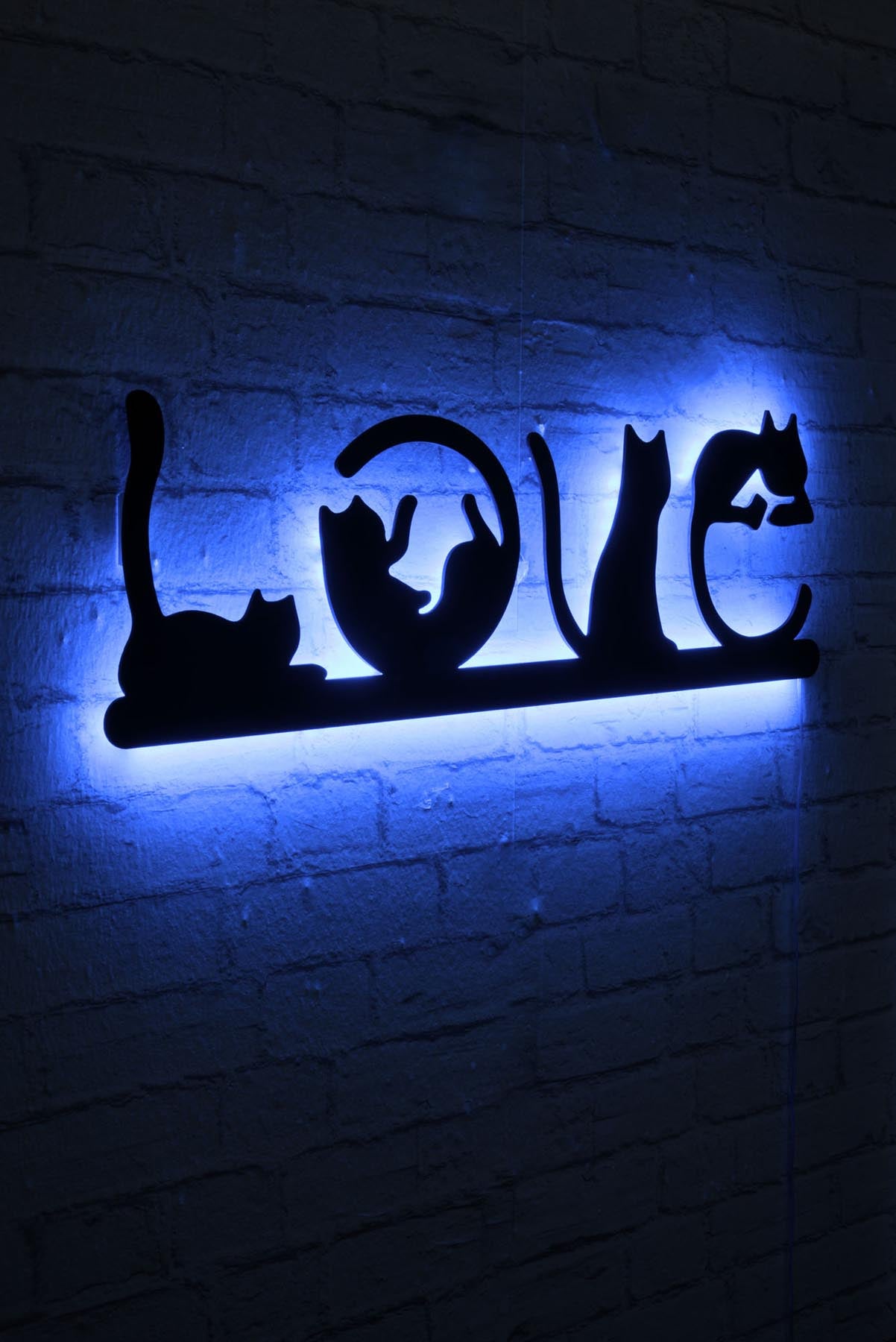Cat Love - Blue in Blau präsentiert im Onlineshop von KAQTU Design AG. Wandleuchte ist von Wallity