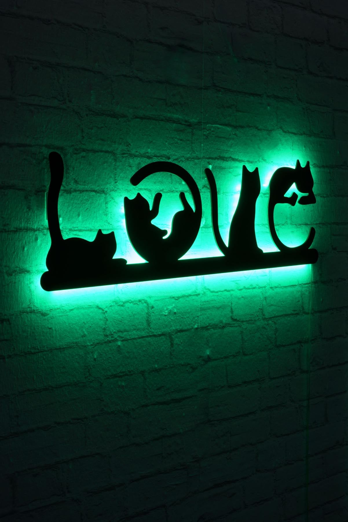 Cat Love - Green in Grün präsentiert im Onlineshop von KAQTU Design AG. Wandleuchte ist von Wallity