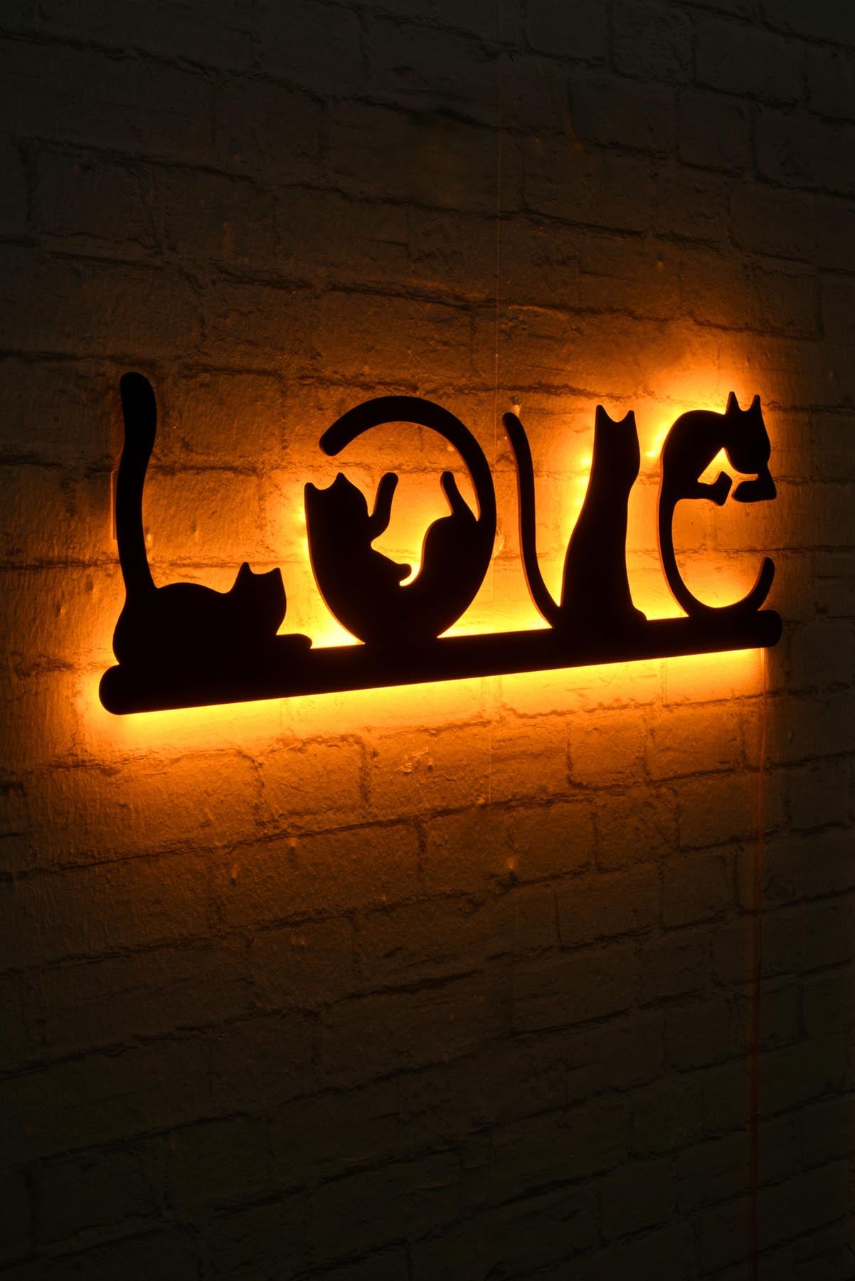Cat Love - Yellow in Gelb präsentiert im Onlineshop von KAQTU Design AG. Wandleuchte ist von Wallity