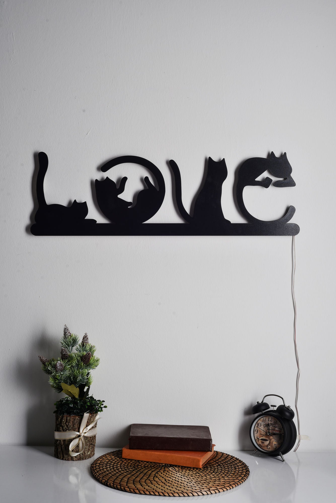 Cat Love - Yellow in Gelb präsentiert im Onlineshop von KAQTU Design AG. Wandleuchte ist von Wallity