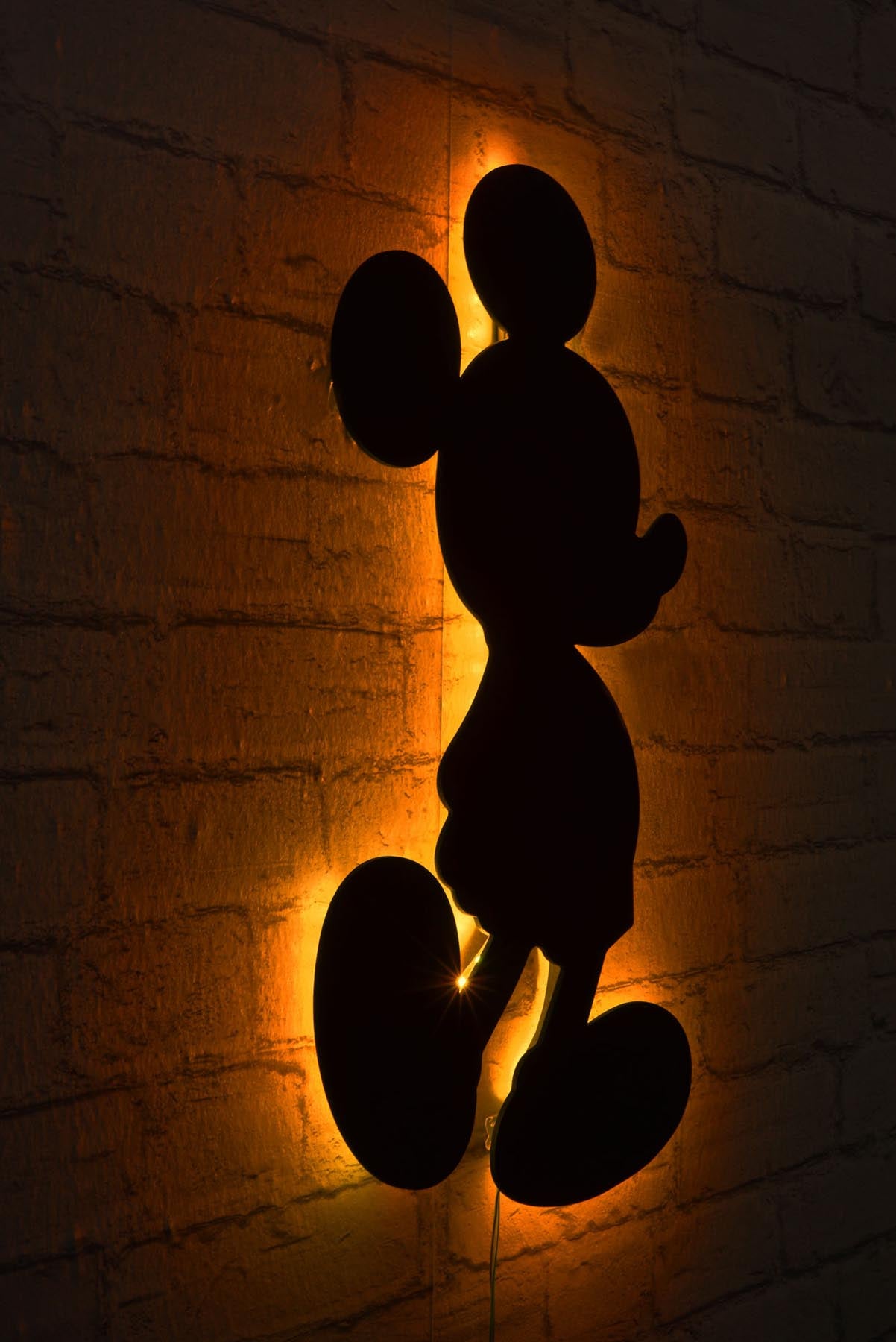 Mickey Mouse - Yellow in Gelb präsentiert im Onlineshop von KAQTU Design AG. Wandleuchte ist von Wallity