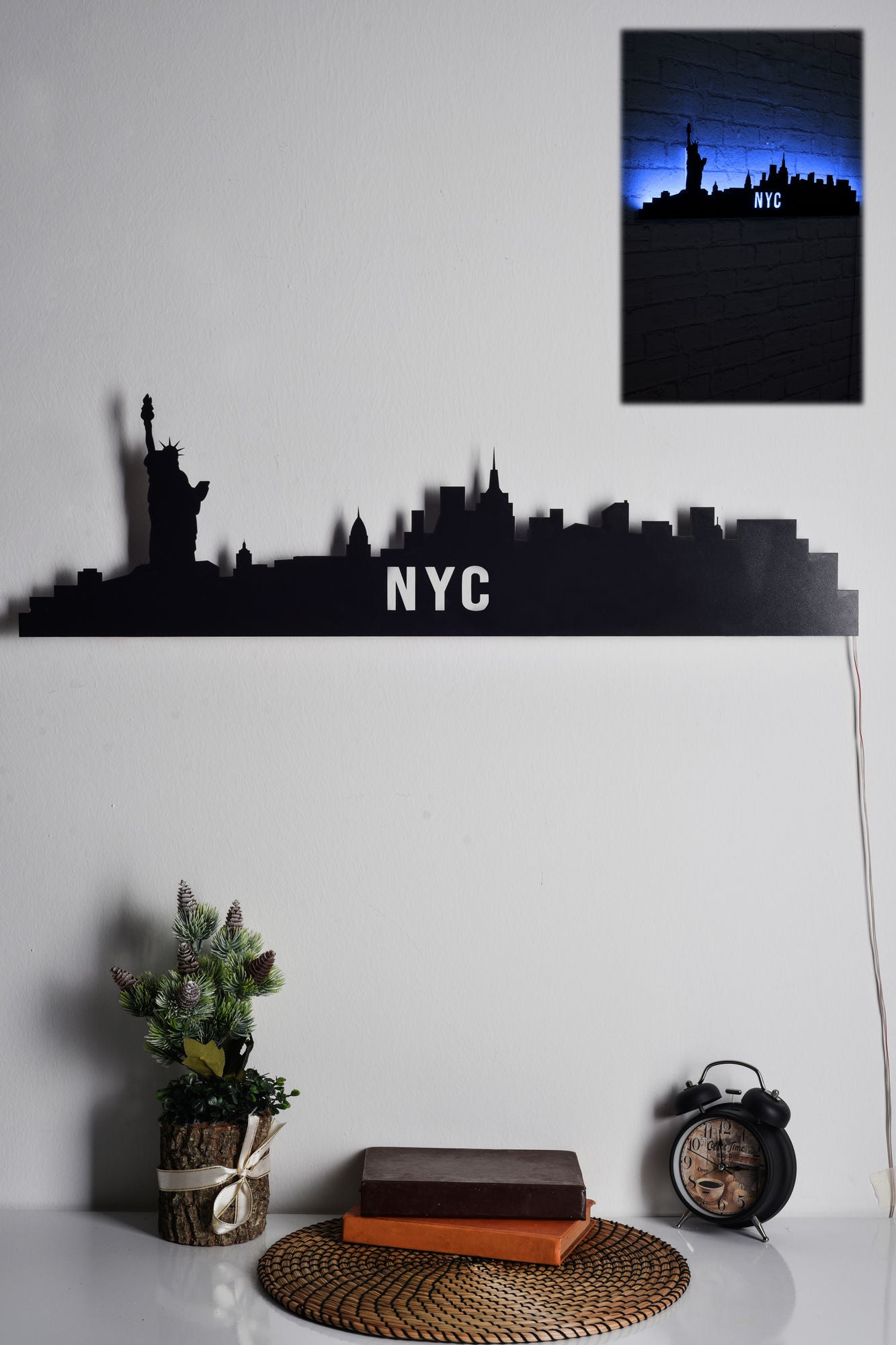 NYC Skyline - Blue in Blau präsentiert im Onlineshop von KAQTU Design AG. Wandleuchte ist von Wallity