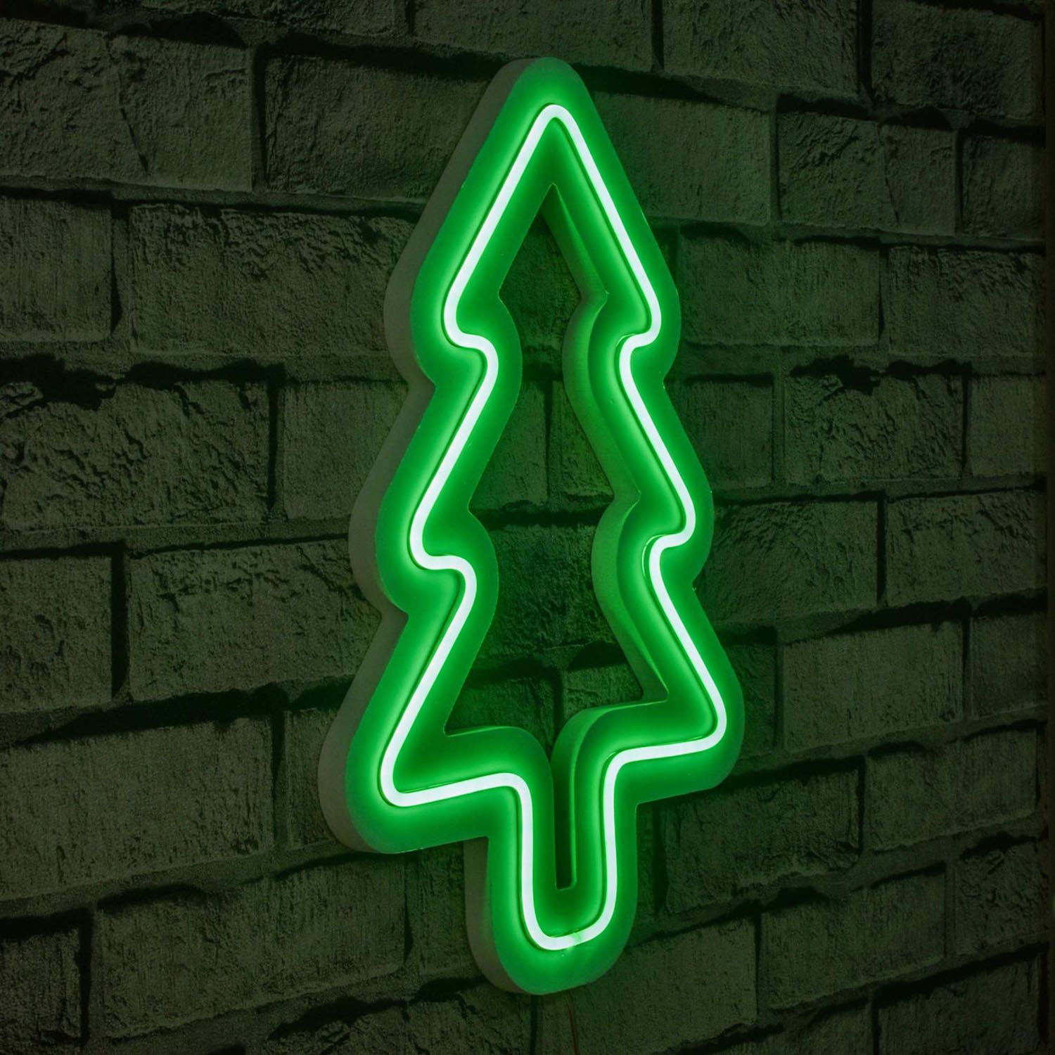 Christmas Pine - Green in Grün präsentiert im Onlineshop von KAQTU Design AG. Wandleuchte ist von Wallity