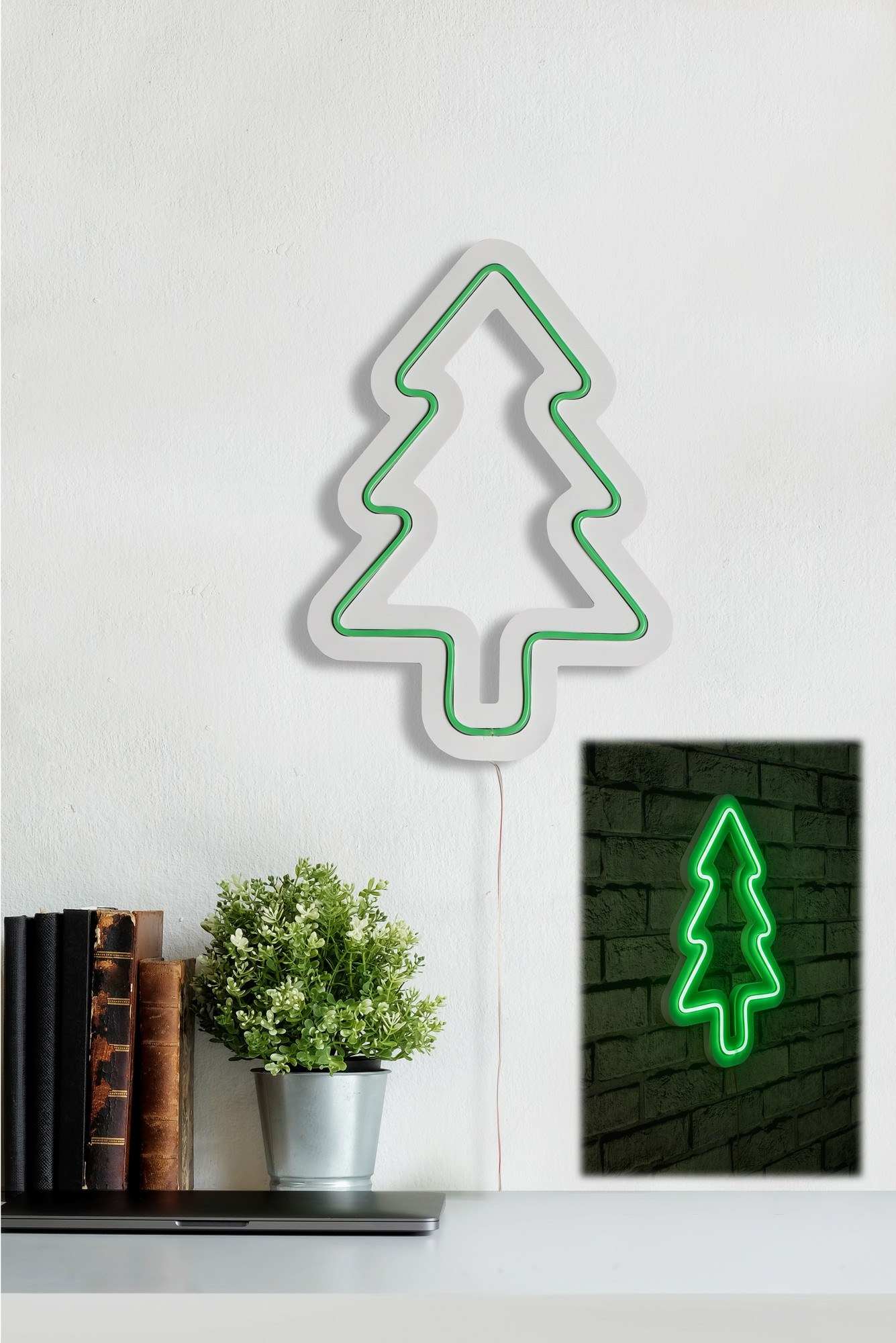 Christmas Pine - Green in Grün präsentiert im Onlineshop von KAQTU Design AG. Wandleuchte ist von Wallity