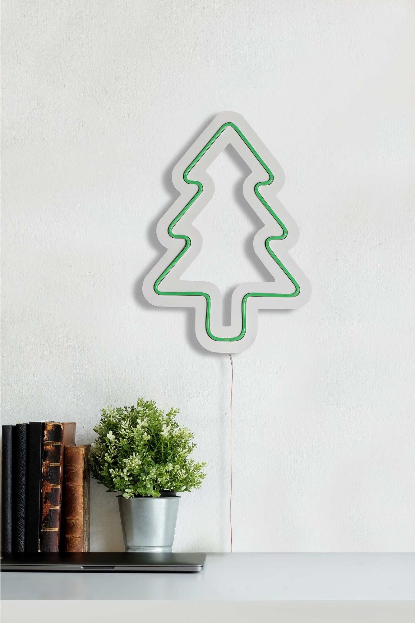 Christmas Pine - Green in Grün präsentiert im Onlineshop von KAQTU Design AG. Wandleuchte ist von Wallity