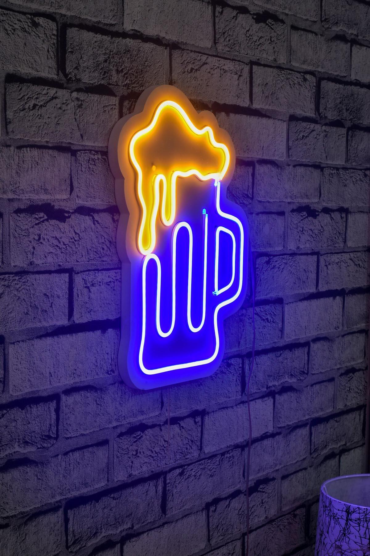 Beer Glass - Blue Yellow in Blau
 Gelb präsentiert im Onlineshop von KAQTU Design AG. Wandleuchte ist von Wallity