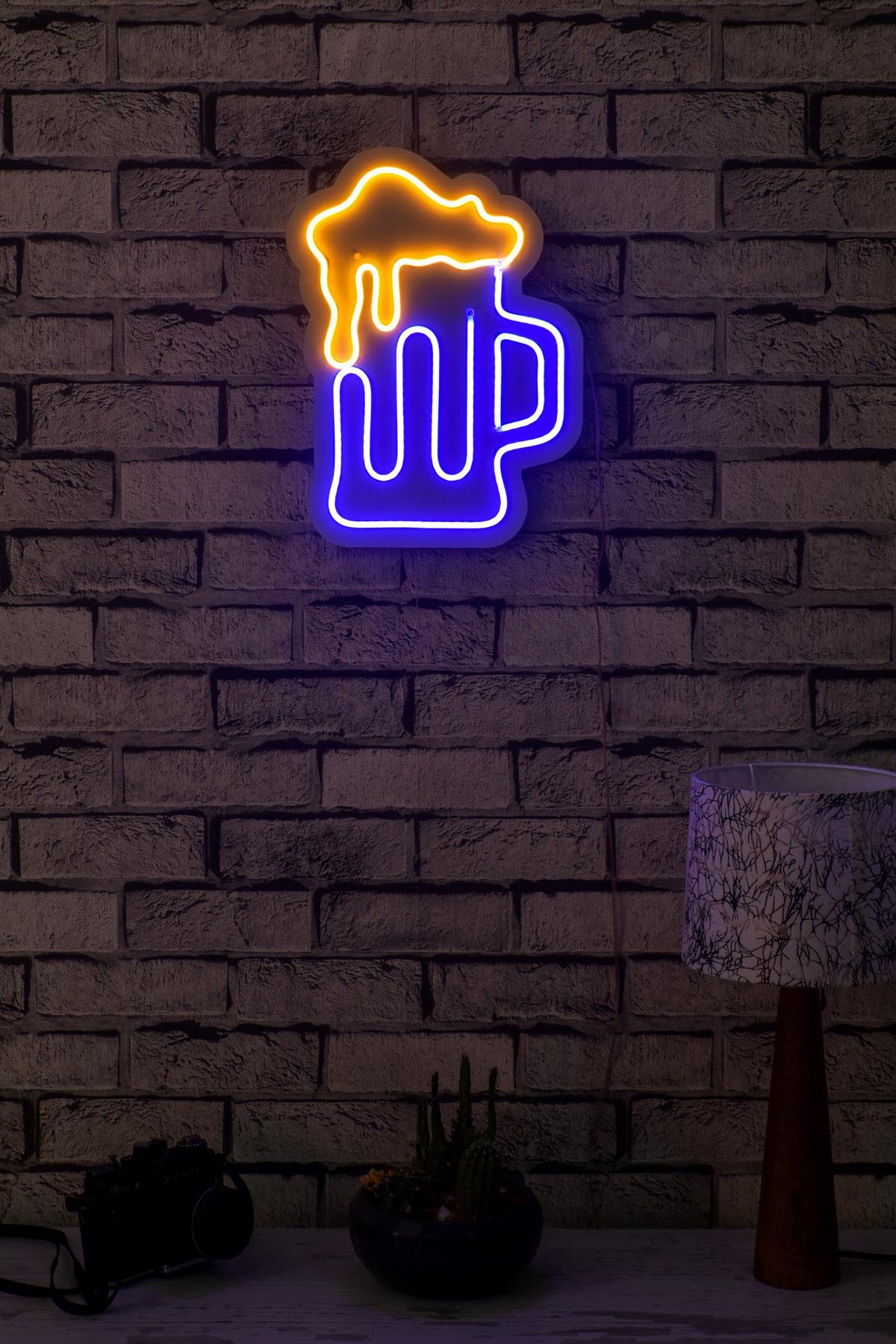 Beer Glass - Blue Yellow in Blau
 Gelb präsentiert im Onlineshop von KAQTU Design AG. Wandleuchte ist von Wallity