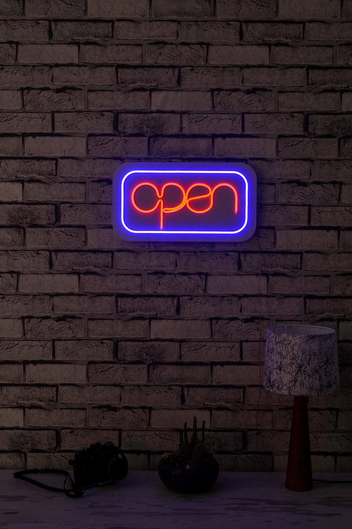 Open - Blue Red in Blau
 Rot präsentiert im Onlineshop von KAQTU Design AG. Wandleuchte ist von Wallity