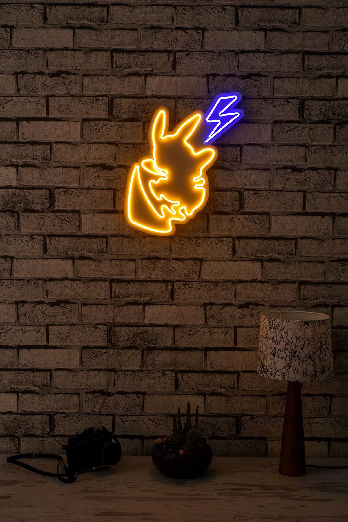 Pikachu - Yellow Blue in Gelb Blau präsentiert im Onlineshop von KAQTU Design AG. Wandleuchte ist von Wallity