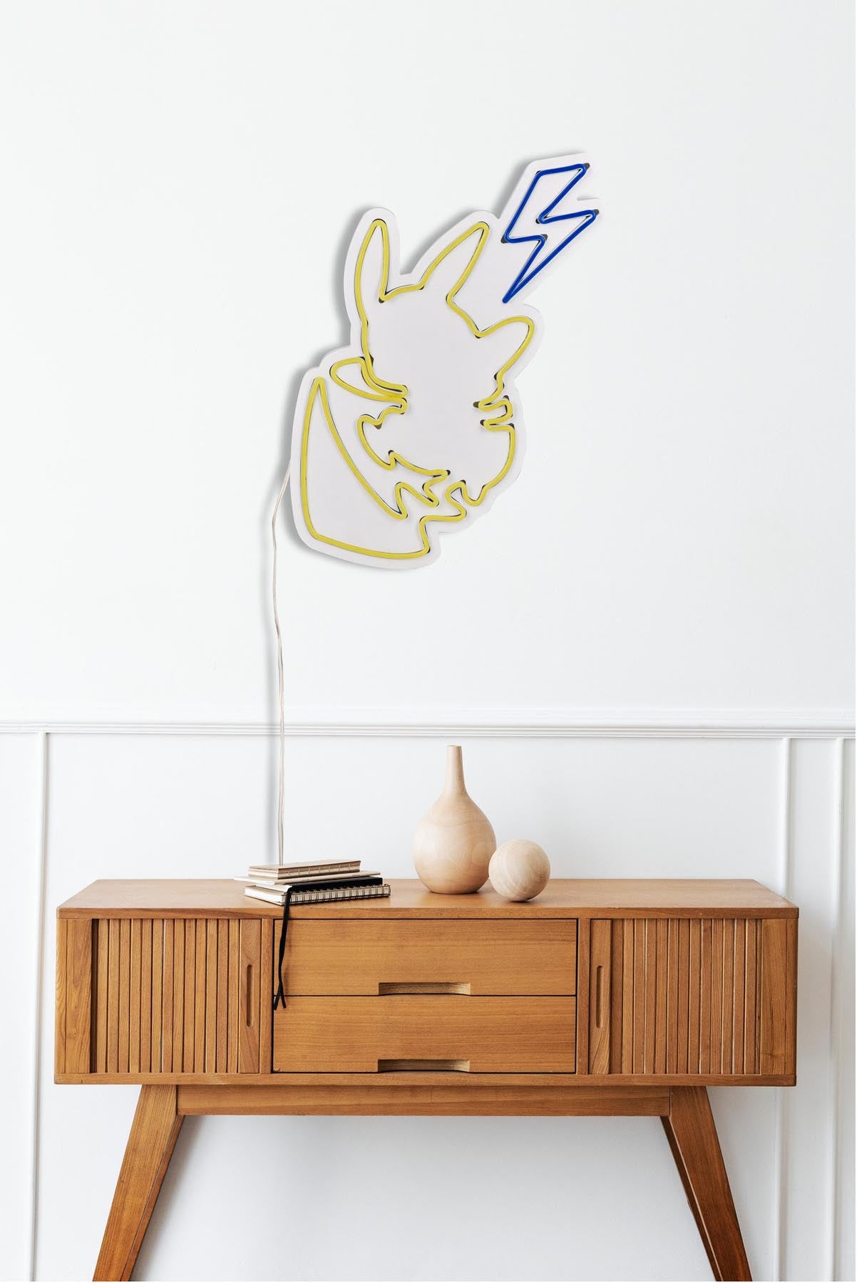 Pikachu - Yellow Blue in Gelb Blau präsentiert im Onlineshop von KAQTU Design AG. Wandleuchte ist von Wallity