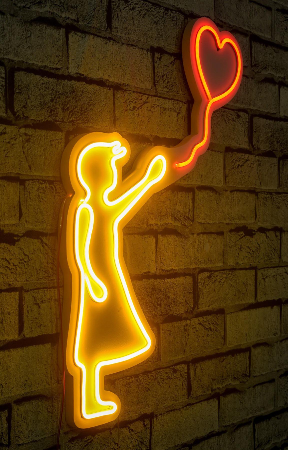 Balloon Girl - Yellow in Gelb Rot präsentiert im Onlineshop von KAQTU Design AG. Wandleuchte ist von Wallity