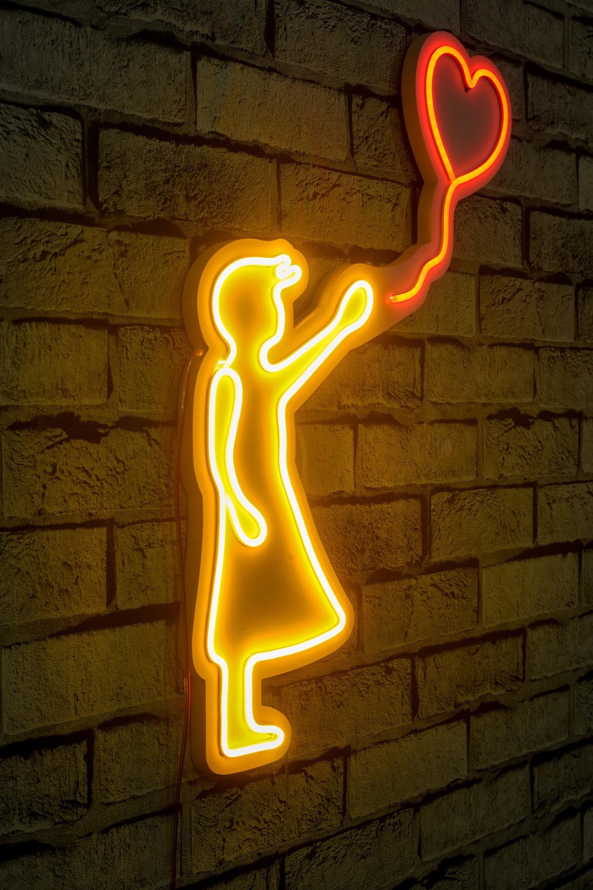 Balloon Girl - Yellow in Gelb Rot präsentiert im Onlineshop von KAQTU Design AG. Wandleuchte ist von Wallity