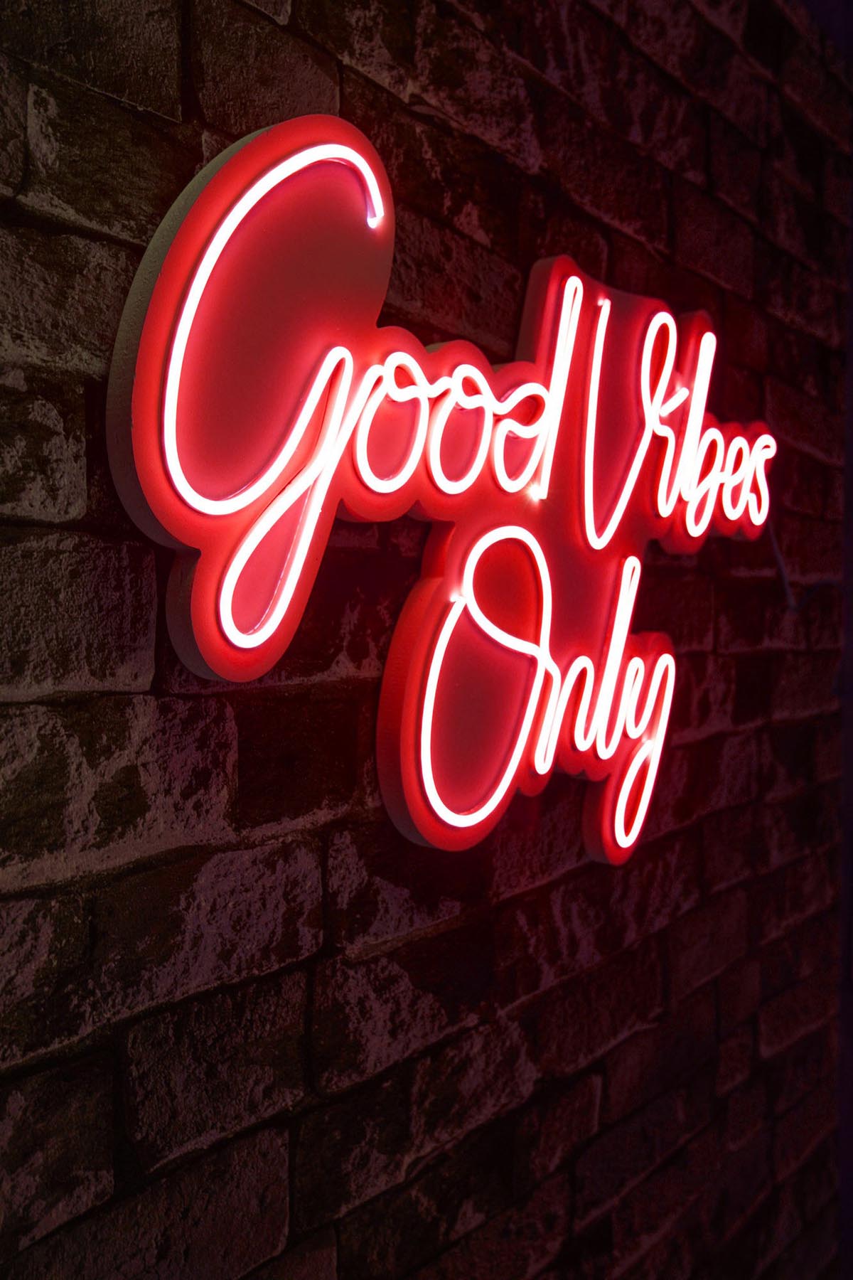 Good Vibes Only 2 - Red in Rot präsentiert im Onlineshop von KAQTU Design AG. Wandleuchte ist von Wallity