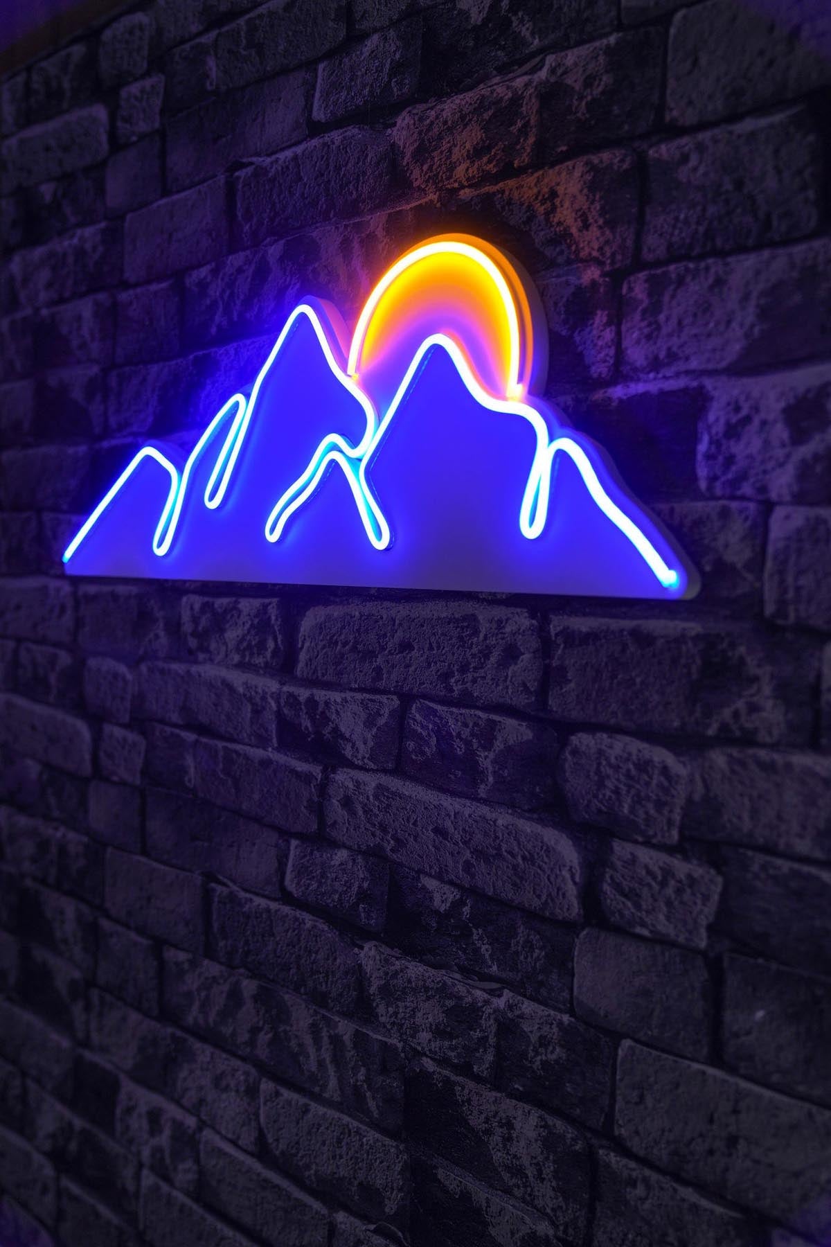 Mountain - Blue - Yellow in Blau
 Gelb präsentiert im Onlineshop von KAQTU Design AG. Wandleuchte ist von Wallity