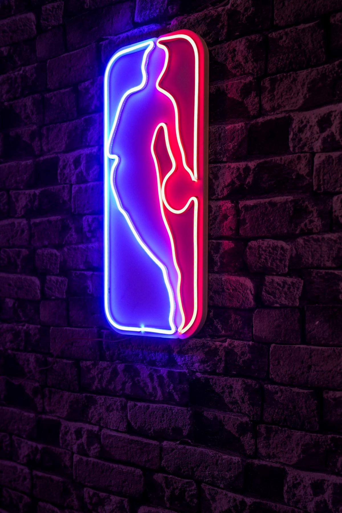 The Logo Jerry West - Multicolor in Mehrfarbig präsentiert im Onlineshop von KAQTU Design AG. Wandleuchte ist von Wallity
