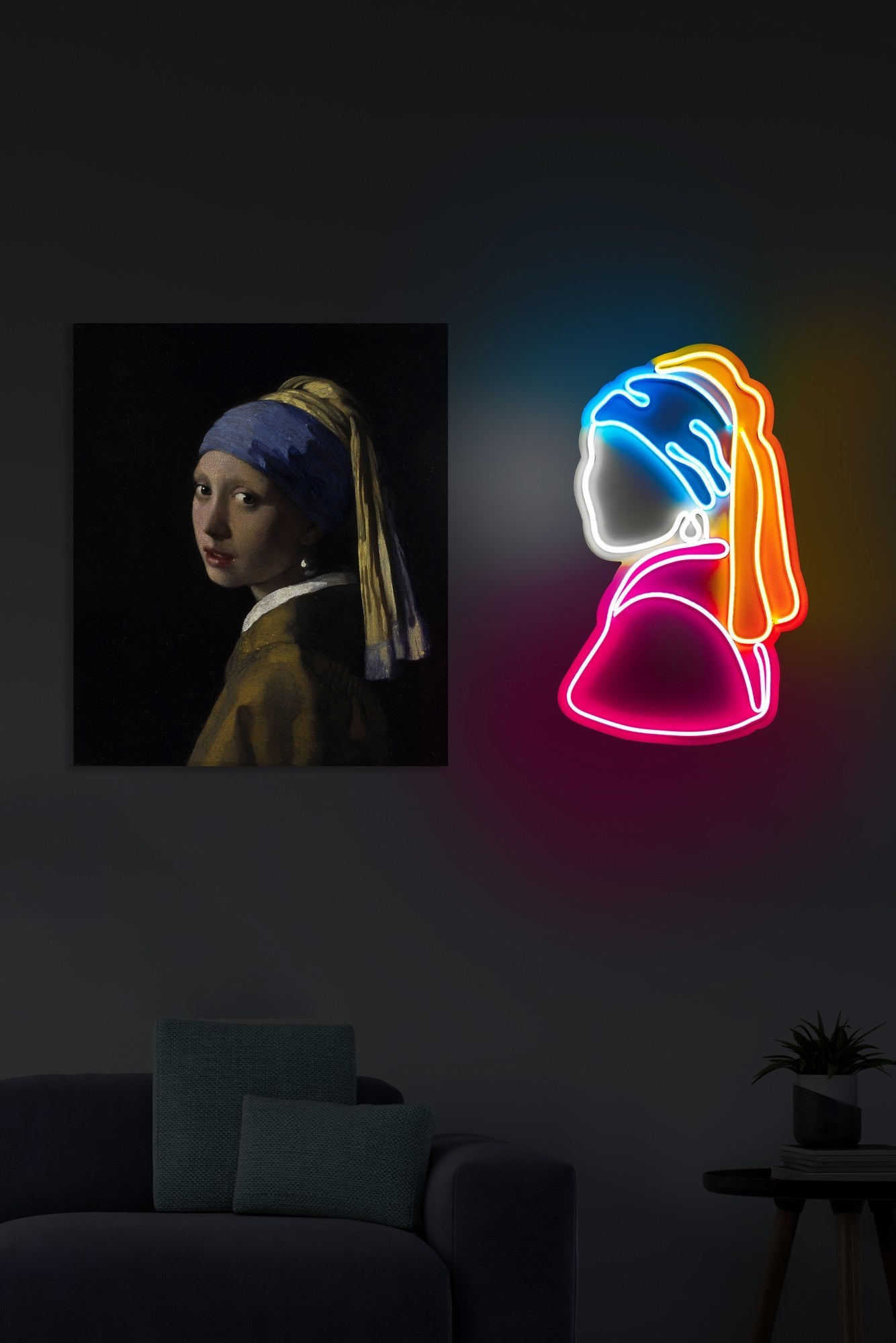 Girl With A Pearl Earring Pinky - Multicolor in Mehrfarbig präsentiert im Onlineshop von KAQTU Design AG. Wandleuchte ist von Wallity
