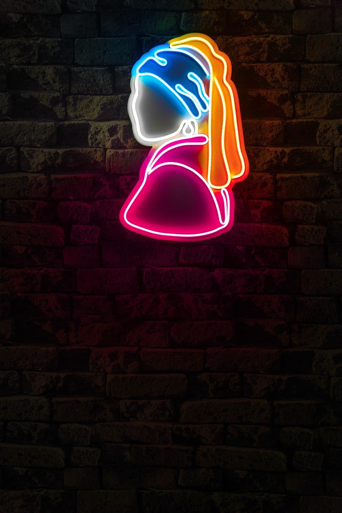 Girl With A Pearl Earring Pinky - Multicolor in Mehrfarbig präsentiert im Onlineshop von KAQTU Design AG. Wandleuchte ist von Wallity