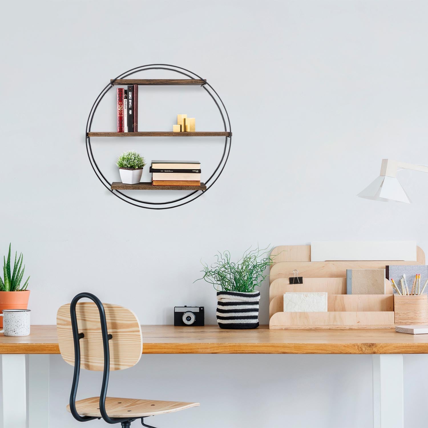 Tulipa in Schwarznuss präsentiert im Onlineshop von KAQTU Design AG. Wandregal ist von Hanah Home