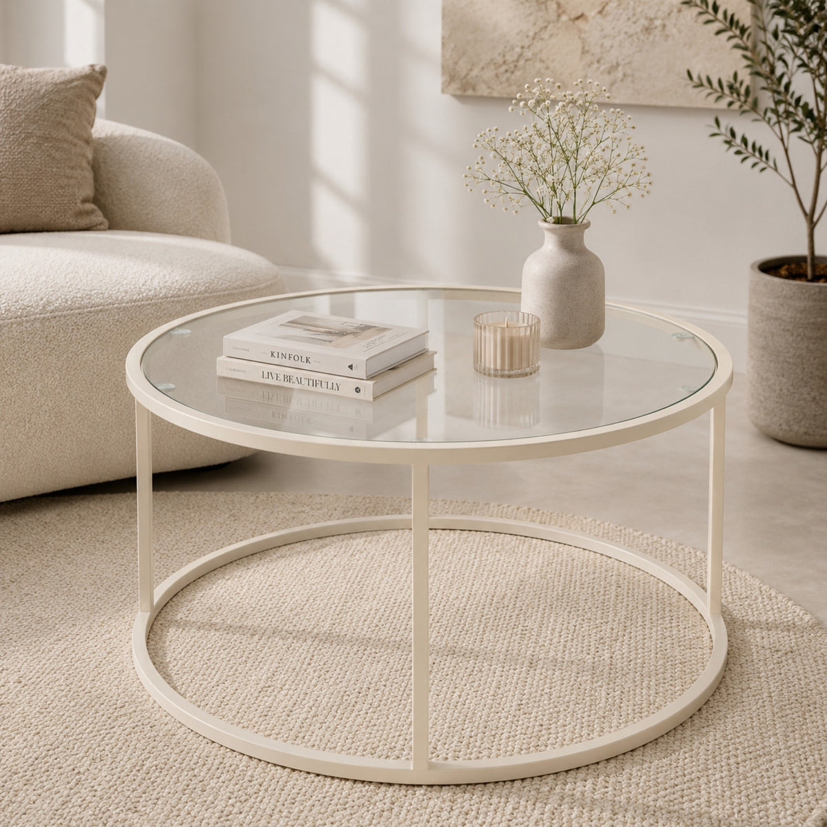 Quadratischer Couchtisch in Beige von Hanah Home mit Tischplatte aus 4 mm gehärtetem Glas und Metallgestell, 80x80x43 cm.