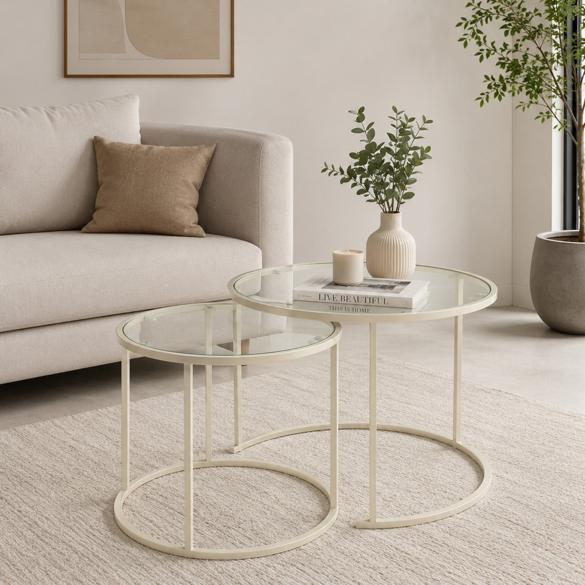 Zwei quadratische Couchtische in Beige mit Glasplatten aus gehärtetem Glas und schlankem Metallgestell, unterschiedliche Grössen.
