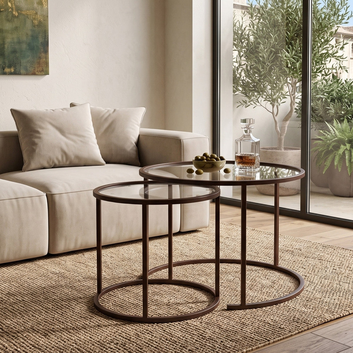 Zwei runde Couchtische aus gehärtetem Glas mit braunem Metallgestell, unterschiedliche Grössen, schlichtes nordisches Design im Wohnzimmer.