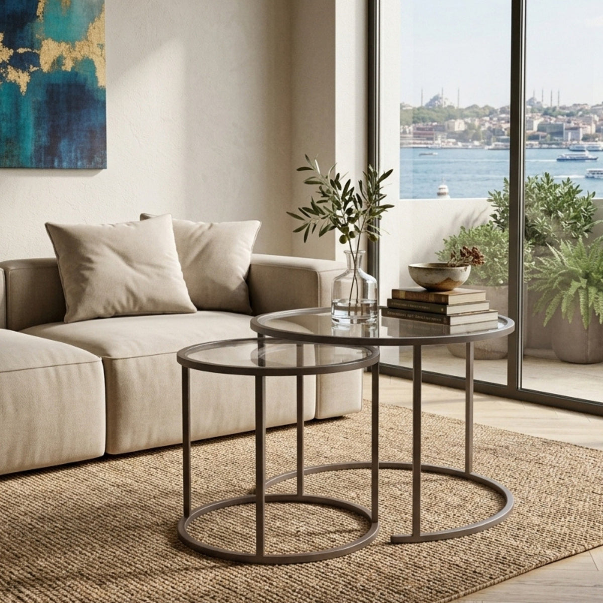 Zwei graue Couchtische aus gehärtetem Glas mit schlankem Metallgestell, unterschiedliche Grössen, nordisches Design, freistehend fotografiert.
