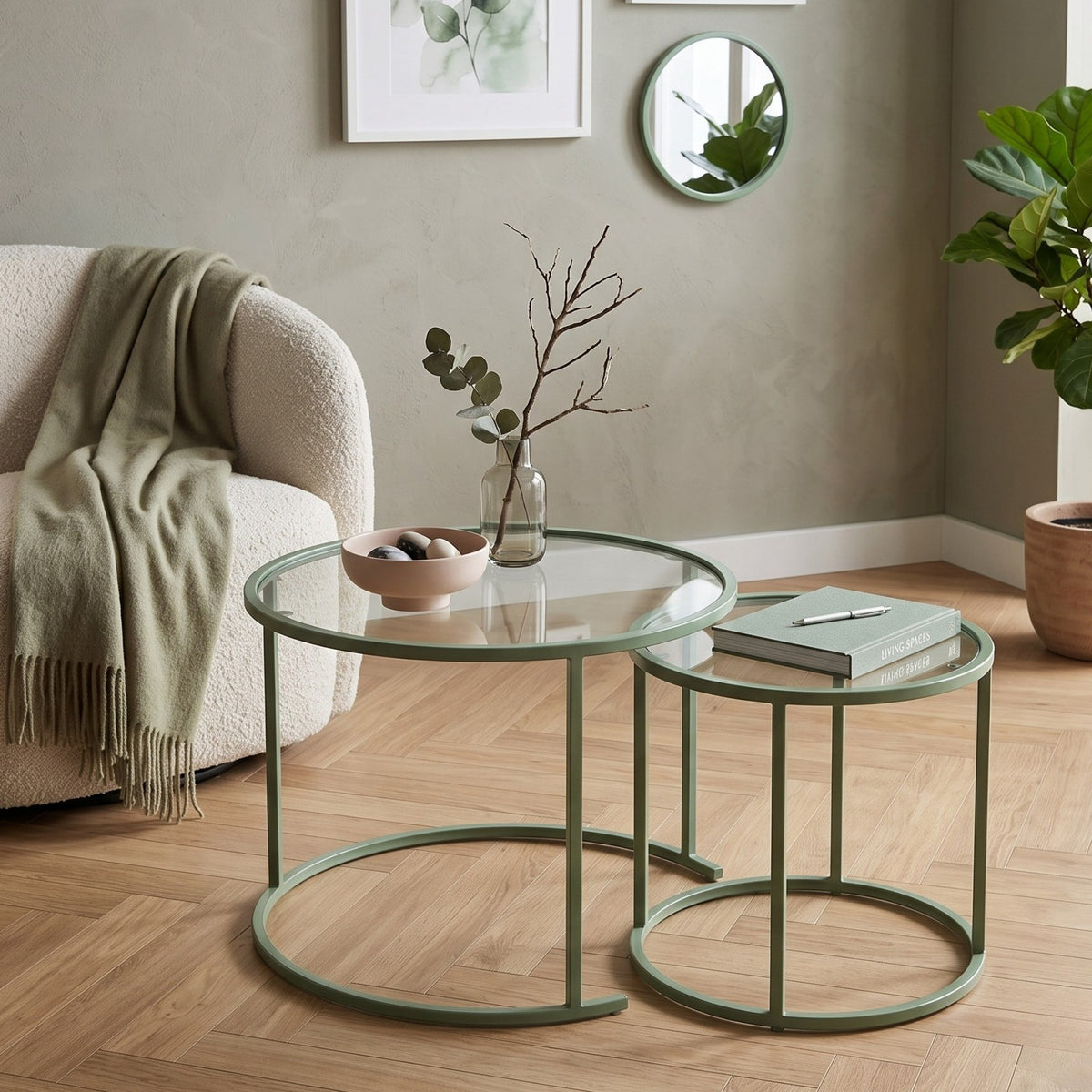 Zwei Couchtische in Mint mit gehärteter Glasplatte und schlankem Metallgestell, unterschiedlich gross, im nordischen Design abgebildet.