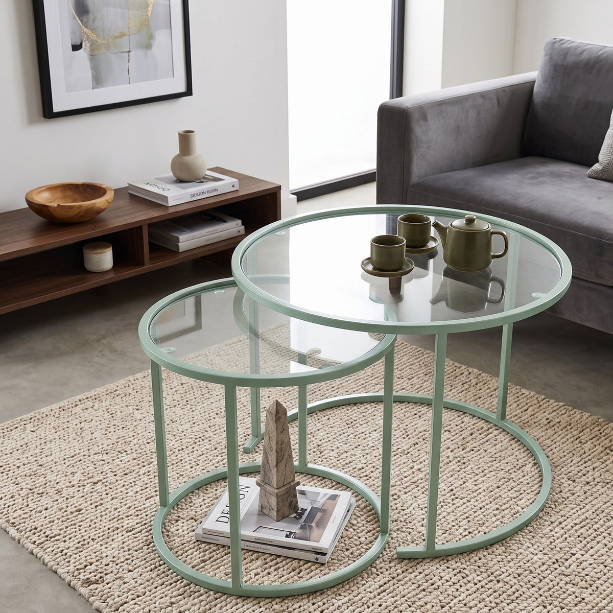 Zwei Couchtische in Mint mit gehärteter Glasplatte und schlankem Metallgestell, unterschiedlich gross, im nordischen Design abgebildet.
