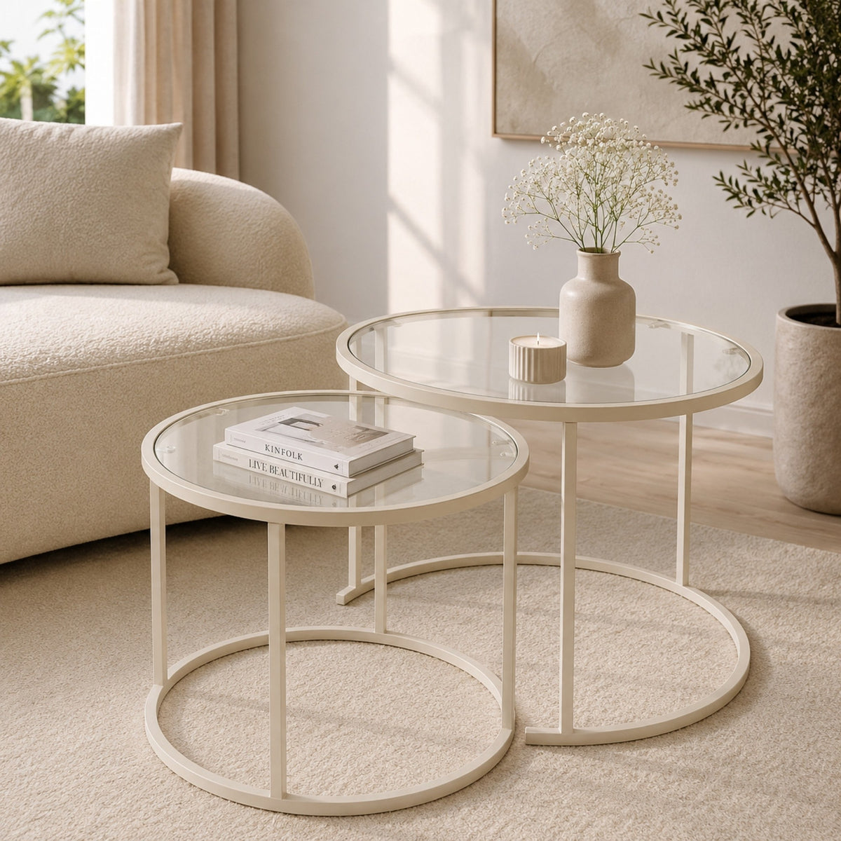 Zwei beige Couchtische aus Hanah Home mit Glasplatten und Metallgestell, unterschiedliche Grössen 60x60 cm und 80x80 cm.