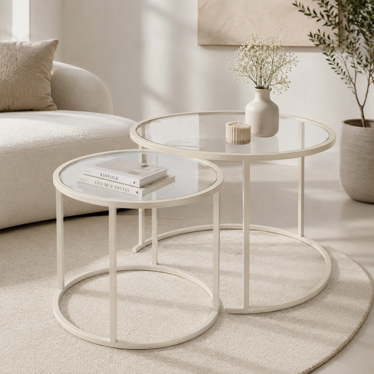 Zwei beige Couchtische aus Hanah Home mit Glasplatten und Metallgestell, unterschiedliche Grössen 60x60 cm und 80x80 cm.