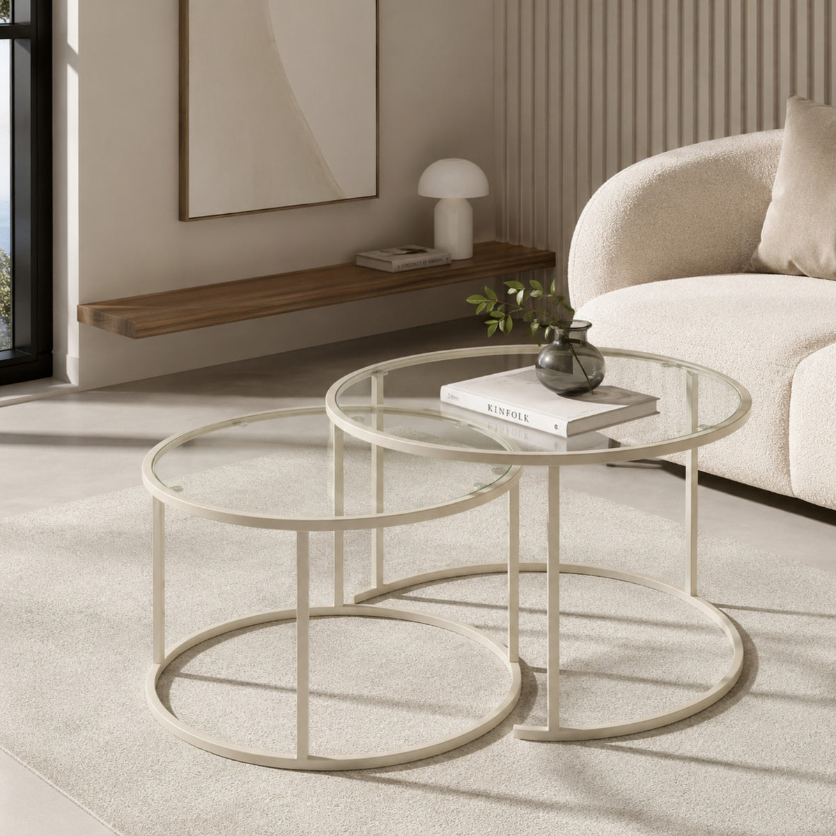 Zwei beige Couchtische aus Hanah Home mit Glasplatten und Metallgestell, unterschiedliche Grössen 60x60 cm und 80x80 cm.